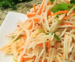 Juicy and healthy carrot and apple salad Carrot salad with apple and sour cream