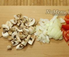 Spaghetti with mushrooms - an unusual combination of ordinary products